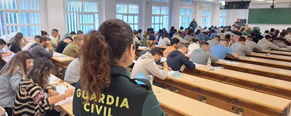 Aspirantes a la Guardia Civil preparándose en un aula